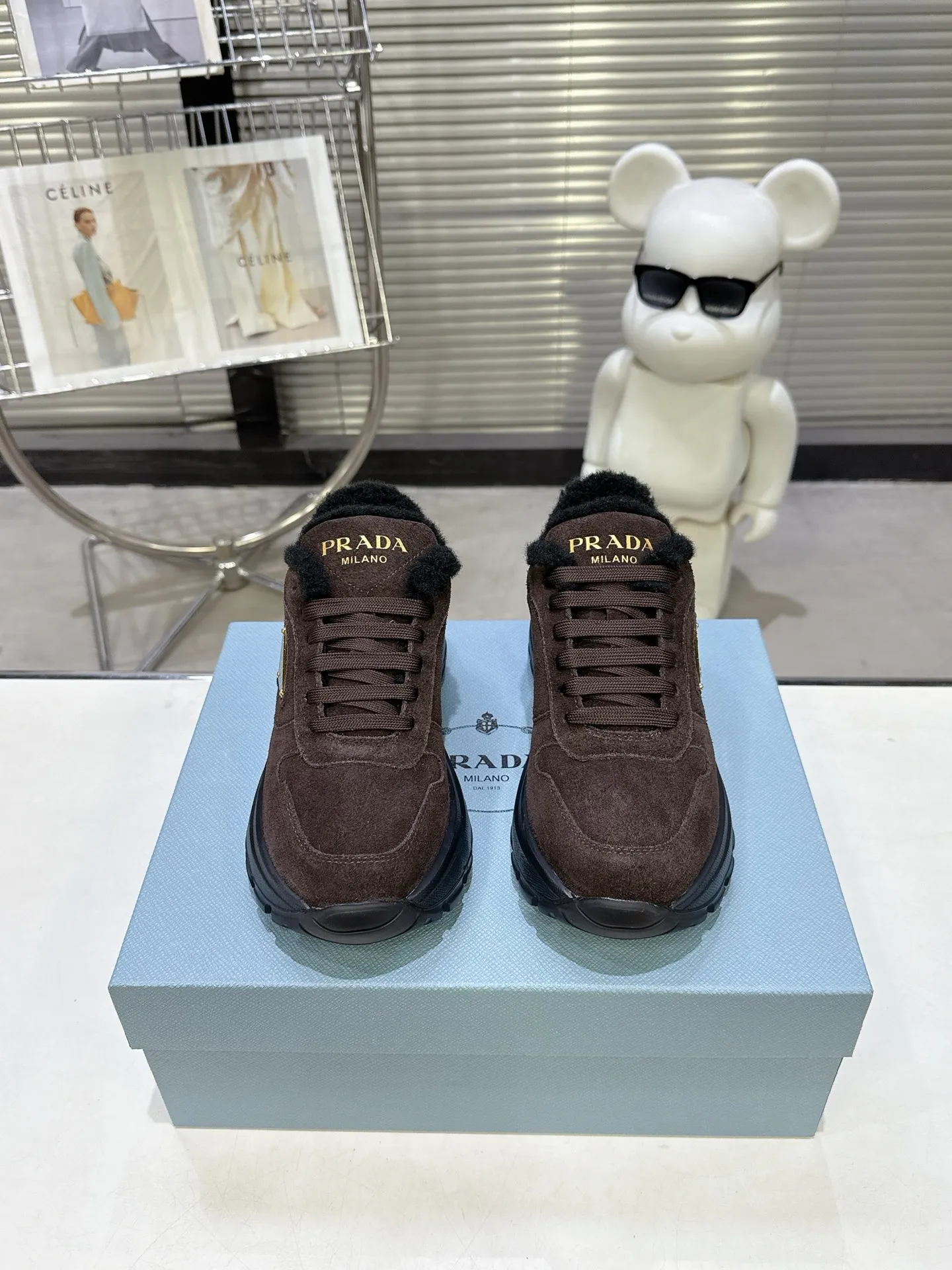 【PRADA】P: 660💰Couple style▪️Size: Women’s 35-40⚛Size: Men’s 39-44(45 customized) 2025 𝐬𝐬Prada’s new product, coming with strength! ❣️Many Internet celebrities have the same style, fashionable and versatile nice items, original shoes are developed and purchased from Italian counters, and are reproduced 1:1 according to the original taste. This year’s theme is not to be defined, embodying texture through simplicity💛From thick-soled sneakers to zigzag short boots to 2025 flat shoes, everything reveals a sure-fire momentum... It combines gentleness and handsomeness, the finishing touch for women❤️ Wear-resistant and ultra-light two-color outsole.